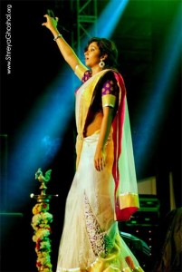 shreya ghoshal in white saree at Bangalore Concert
