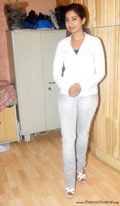 shreya ghoshal wearing jeans